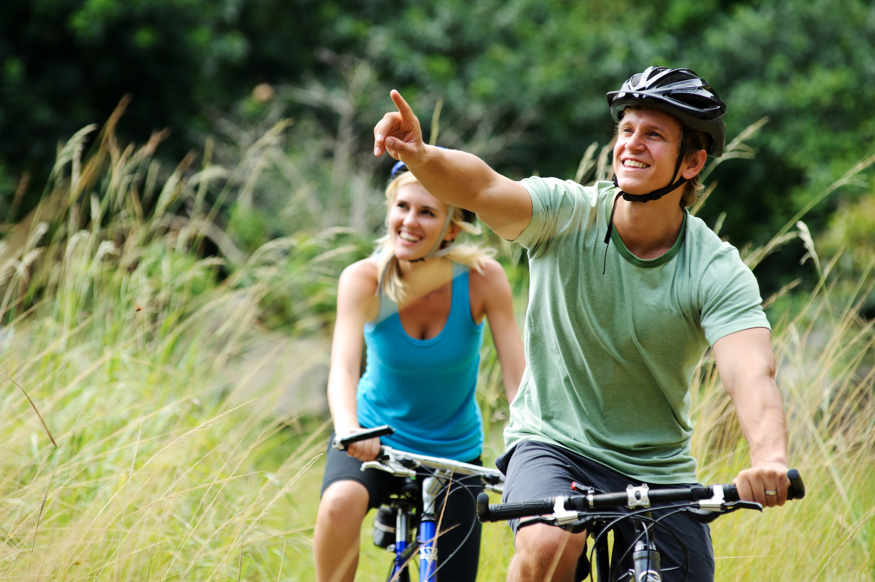 Ride their bikes. Активный образ жизни. Активный и здоровый образ жизни. Велосипедист летом. Человек на велосипеде.